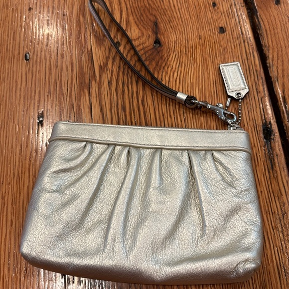 Coach gold leather wristlet - Picture 4 of 5